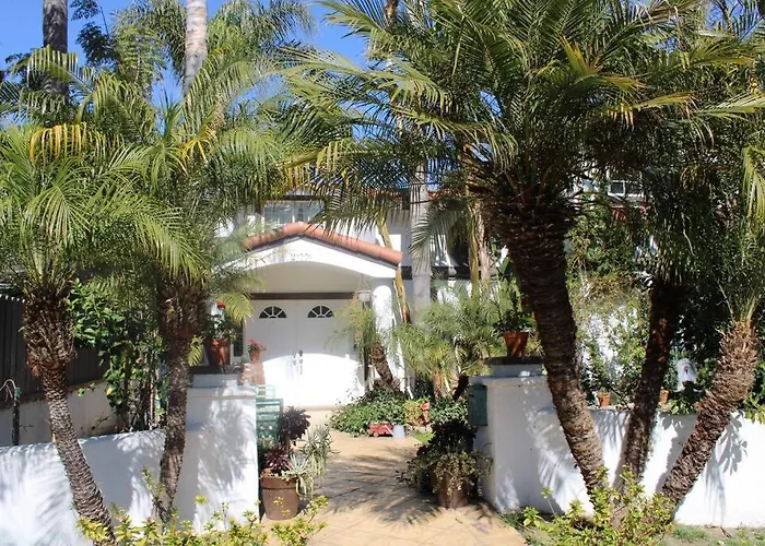Stylish Mediterranean Villa, Pool, Jacuzzi, Hollywood & Malibu Bliss